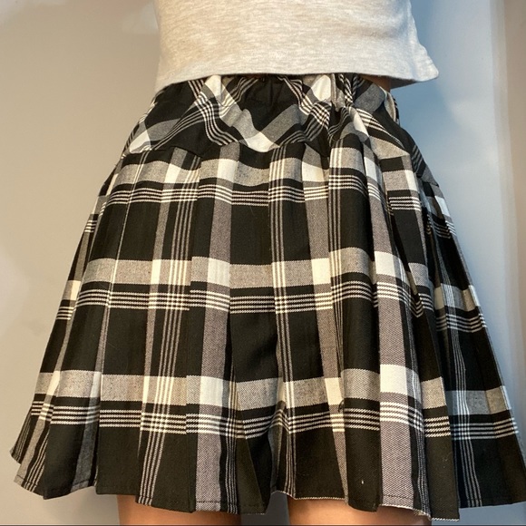 pleated black plaid skirt - Picture 3 of 4